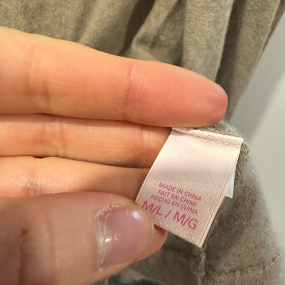 VICTORIA SECRET 100% CASHMERE WRAP TOP CARDIGAN -
M/L - Picture 7 of 9